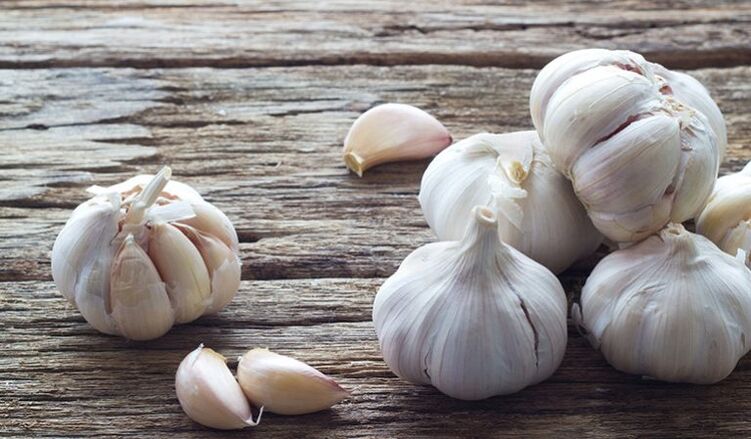 Garlic to treat foot fungus at home