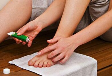 use ointment to treat toenail fungus